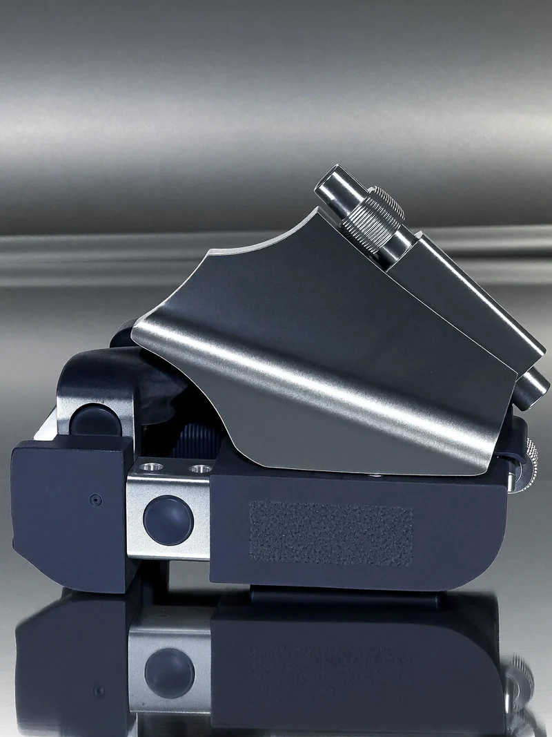 Studio fittizio di accessorio modulare da scrivania, forma industriale astratta.